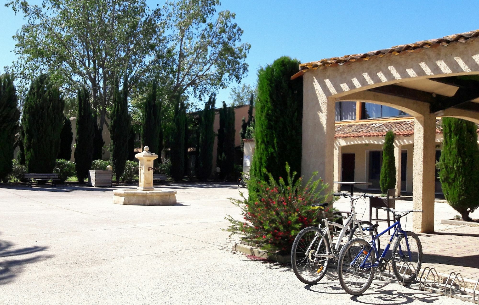 Residence Odalys Le Village Camarguais Les Gardians Arles Buitenkant foto